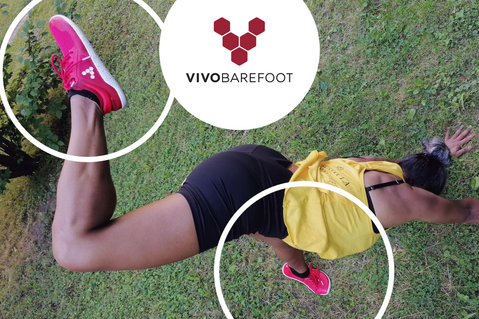 Sam mit Vivo Barefoot Schuhen beim Training im Grünen